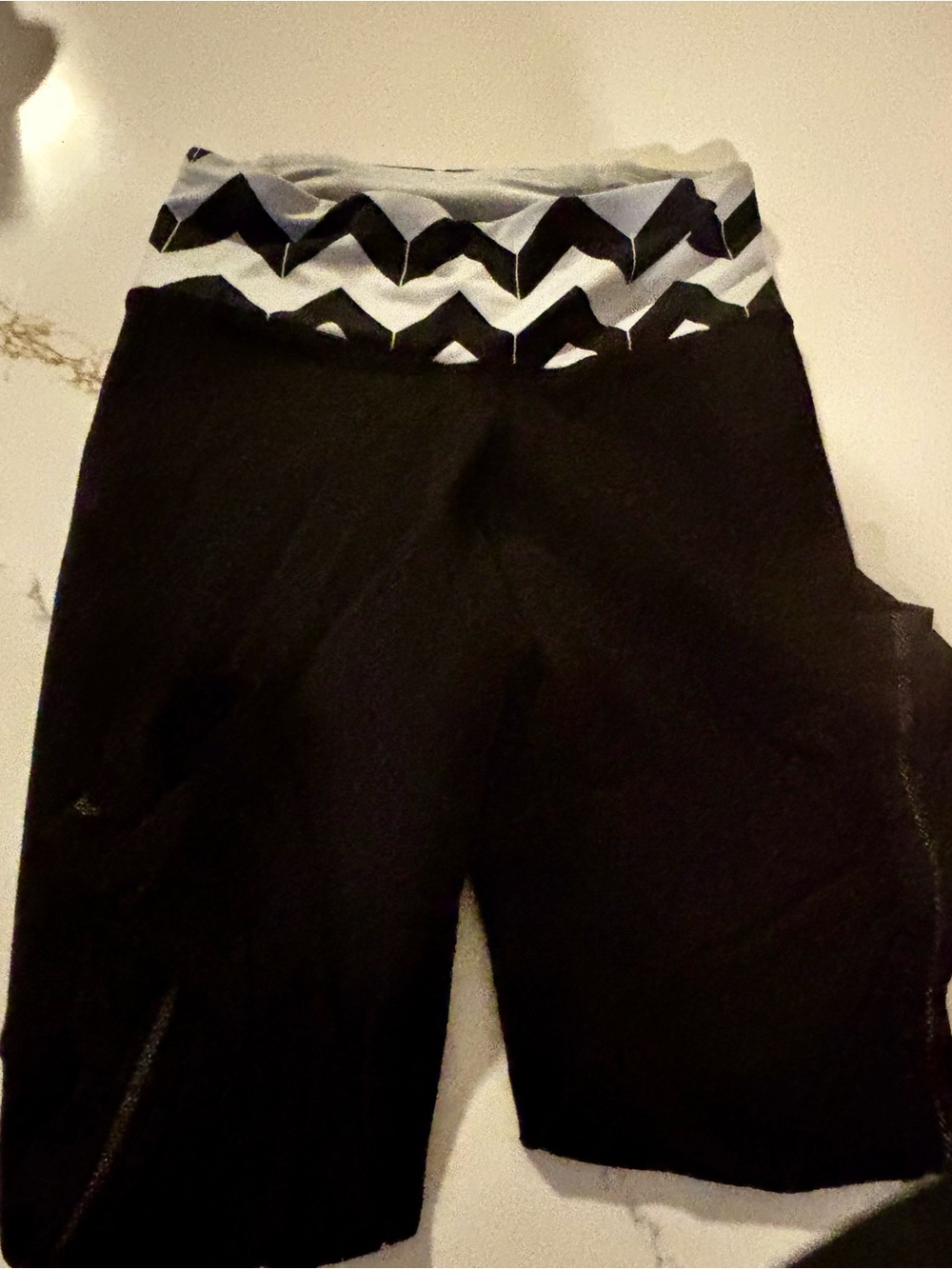 Lululemon black white chevron capris size 2